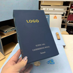 Catalogo di Campioni in Cartone e Tessuto, Libro Campionario in Carta Artistica con Serigrafia e Goffratura per Esposizione e Test di Abbigliamento - Product Image 1