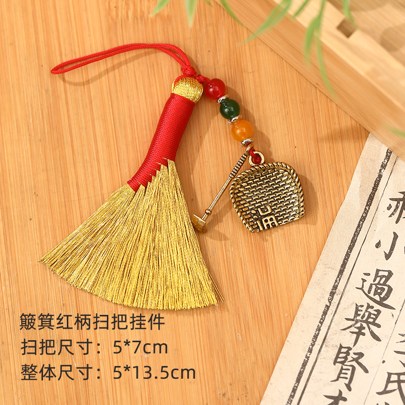 Panier de vannage avec poignée rouge et pendentif balai doré