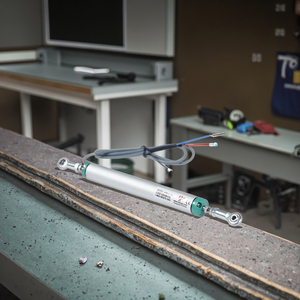 Sensore di spostamento della scala dell'encoder lineare a corto raggio KPM con giunti di estremità dell'asta - Product Image 2