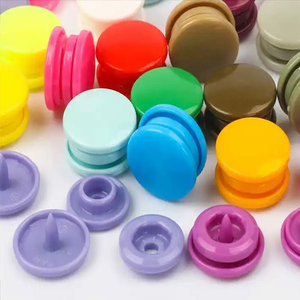 Venta al por mayor de fábrica, botón a presión simple colorido, botones de plástico hechos a medida - Product Image 1