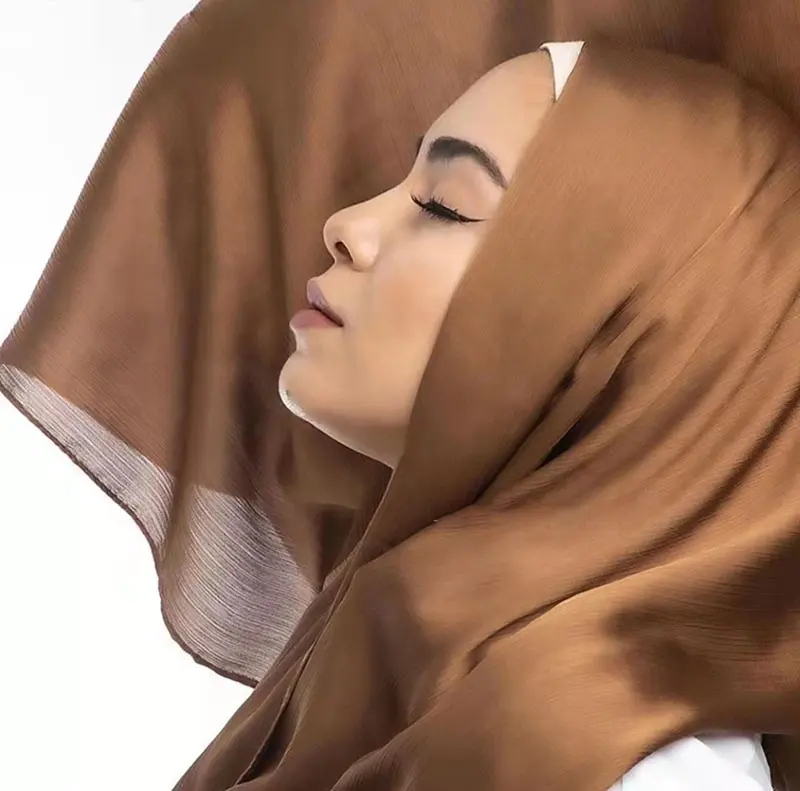 Nouvelle collection populaire de châles et écharpes en satin de luxe uni scintillant petit hijab en mousseline de soie en crêpe de satin plissé froissé