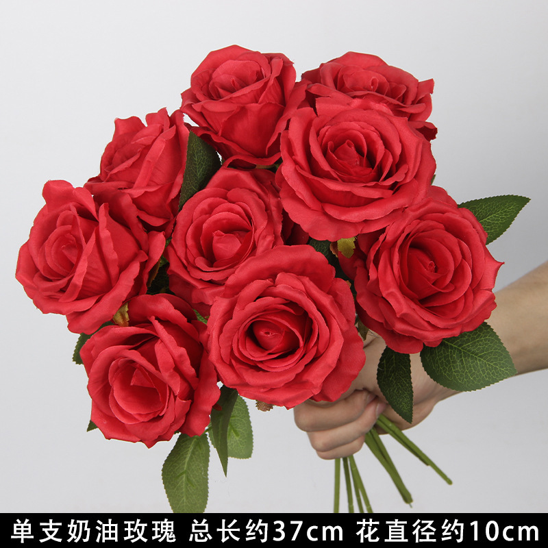 Rose crème rouge à une tête