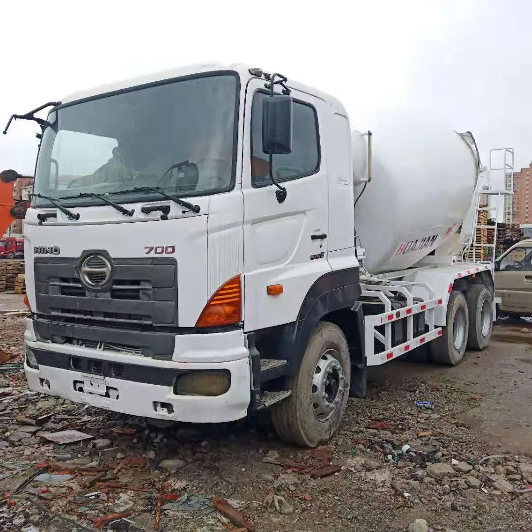 Camion betoniera Hino700