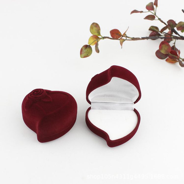 Rojo oscuro + blanco + un anillo