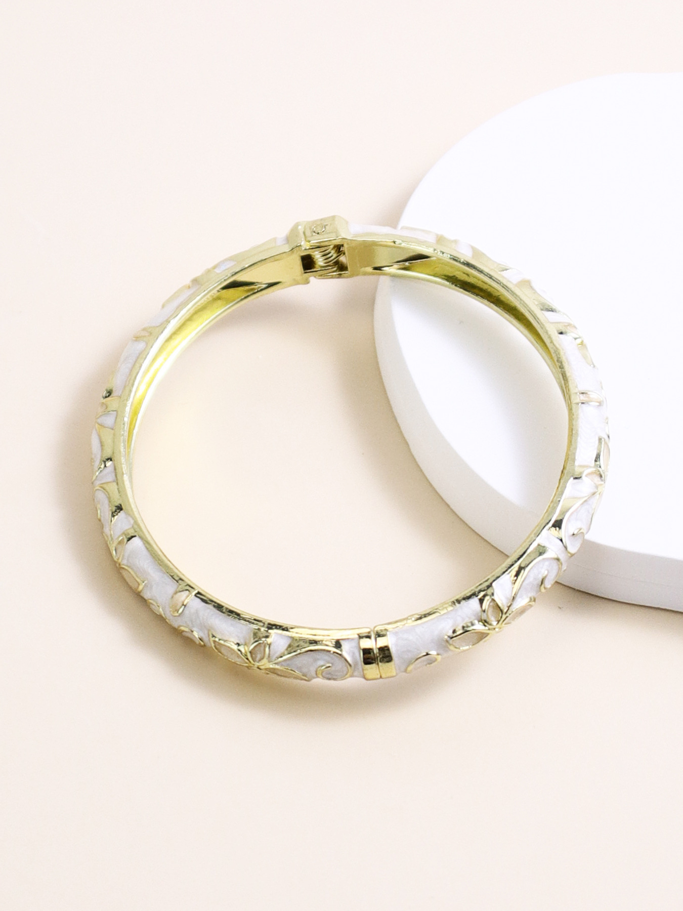 Four-leaf clover-pale gray oval