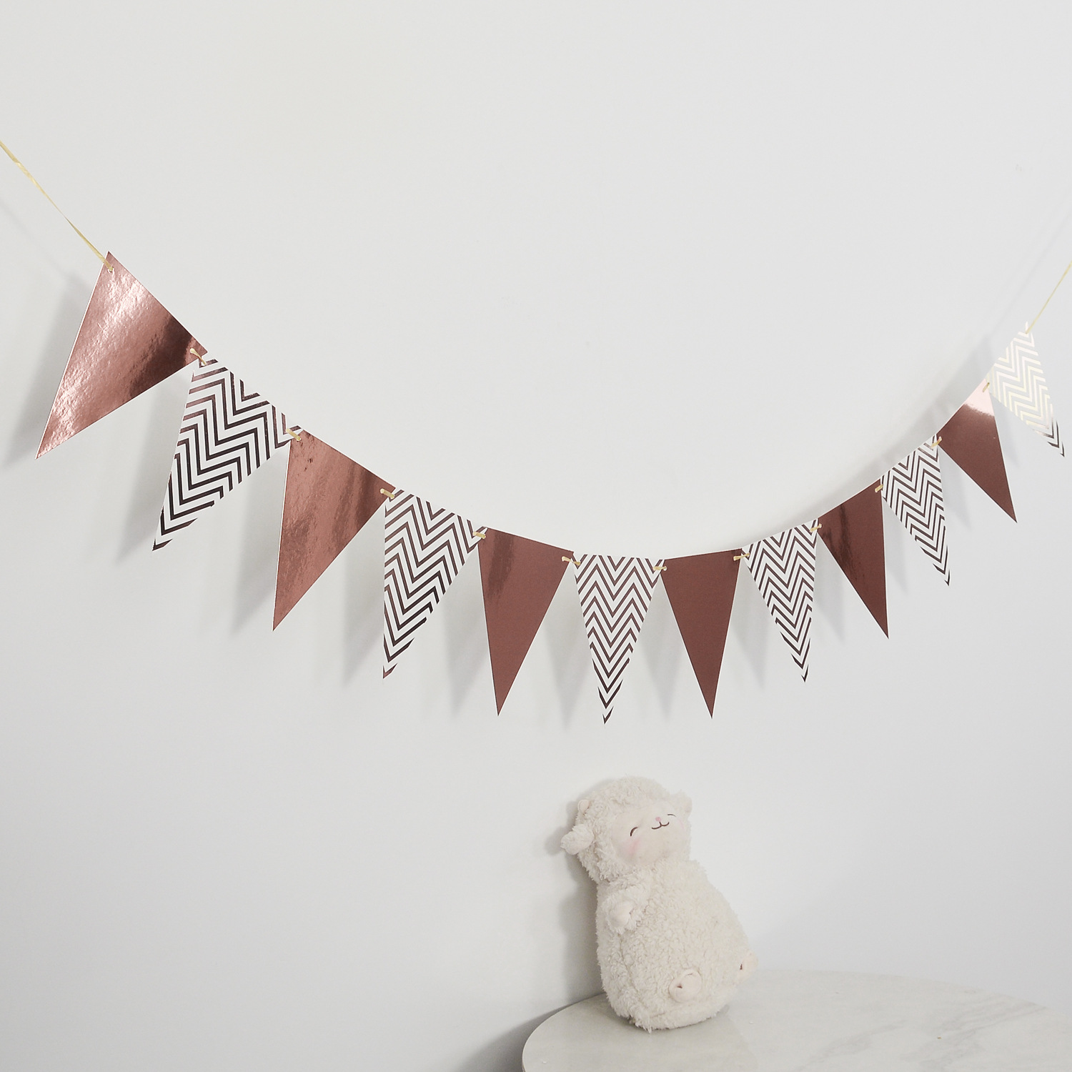 Fondo para fiesta de cumpleaños de bebé con diseño de ondas en oro rosa.
