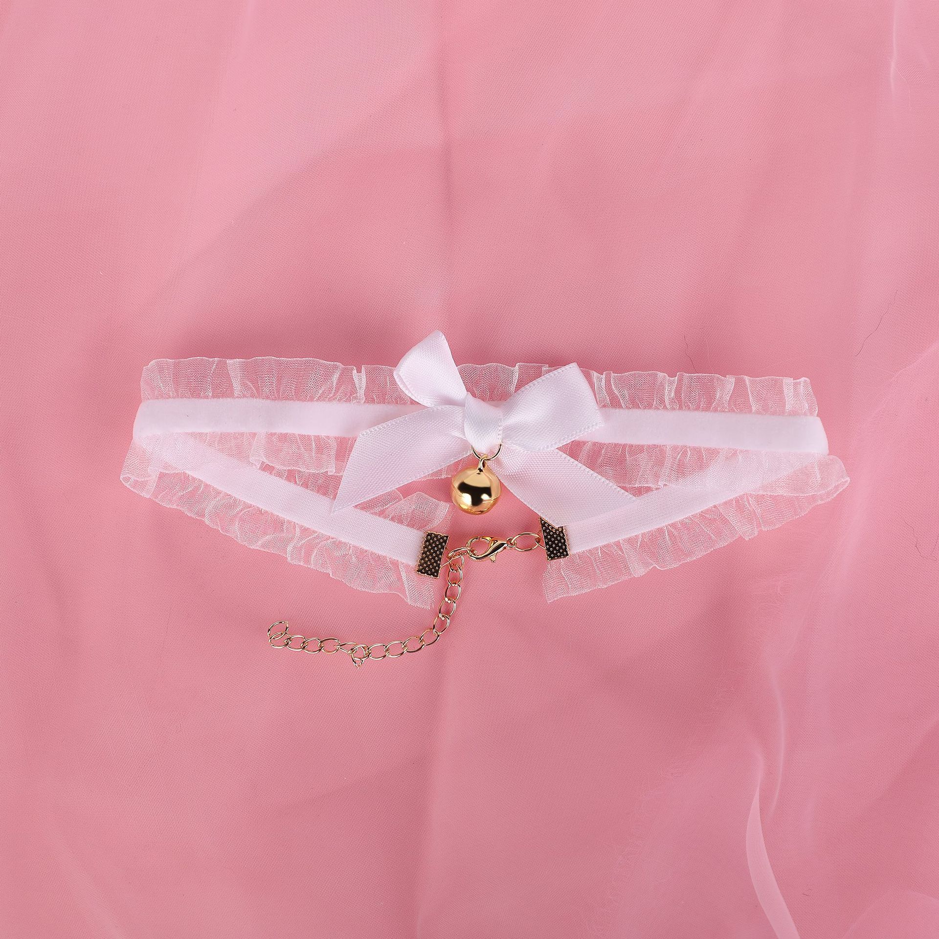 Choker en dentelle blanche avec de minuscules cloches