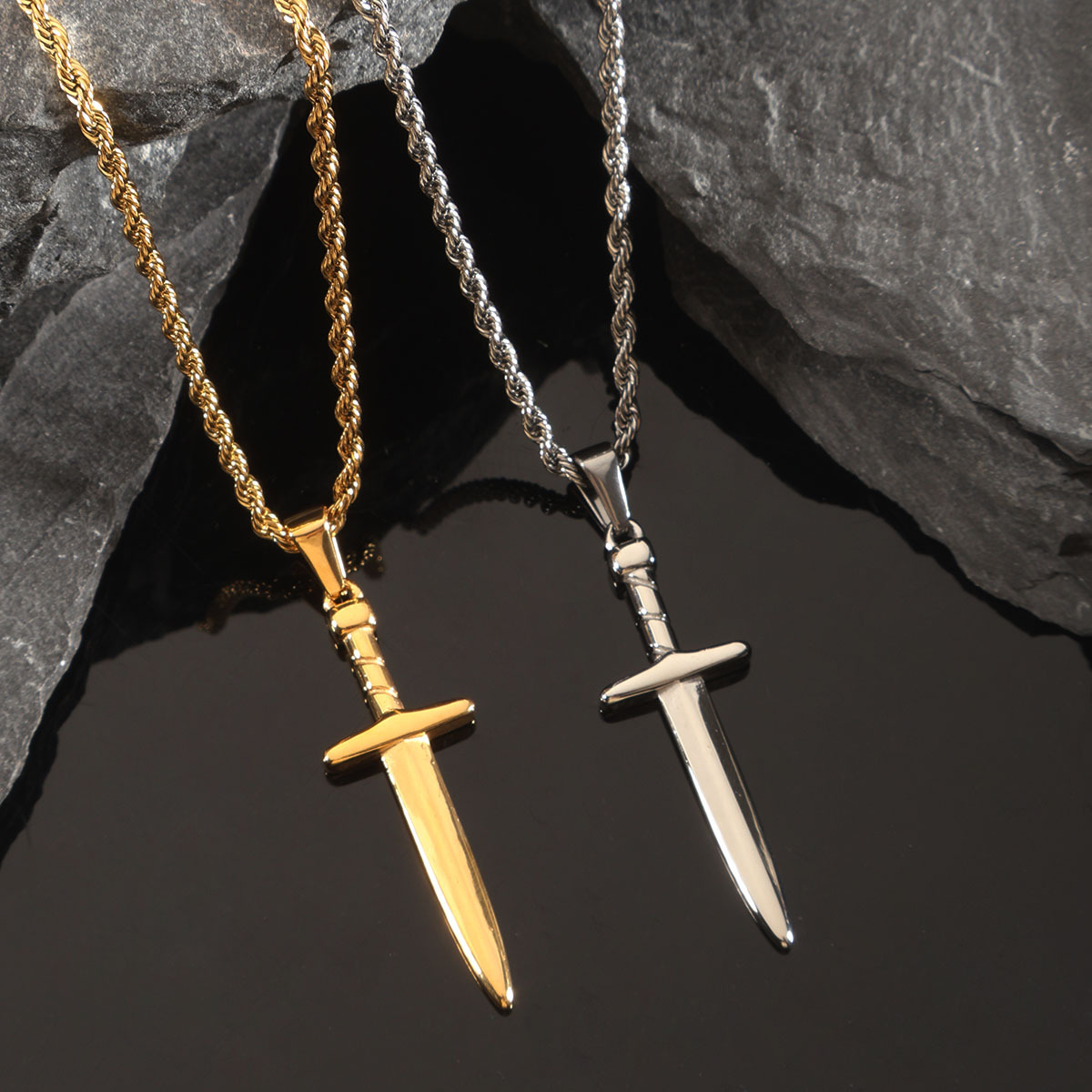 Pendentif poignard avec chaîne de corde