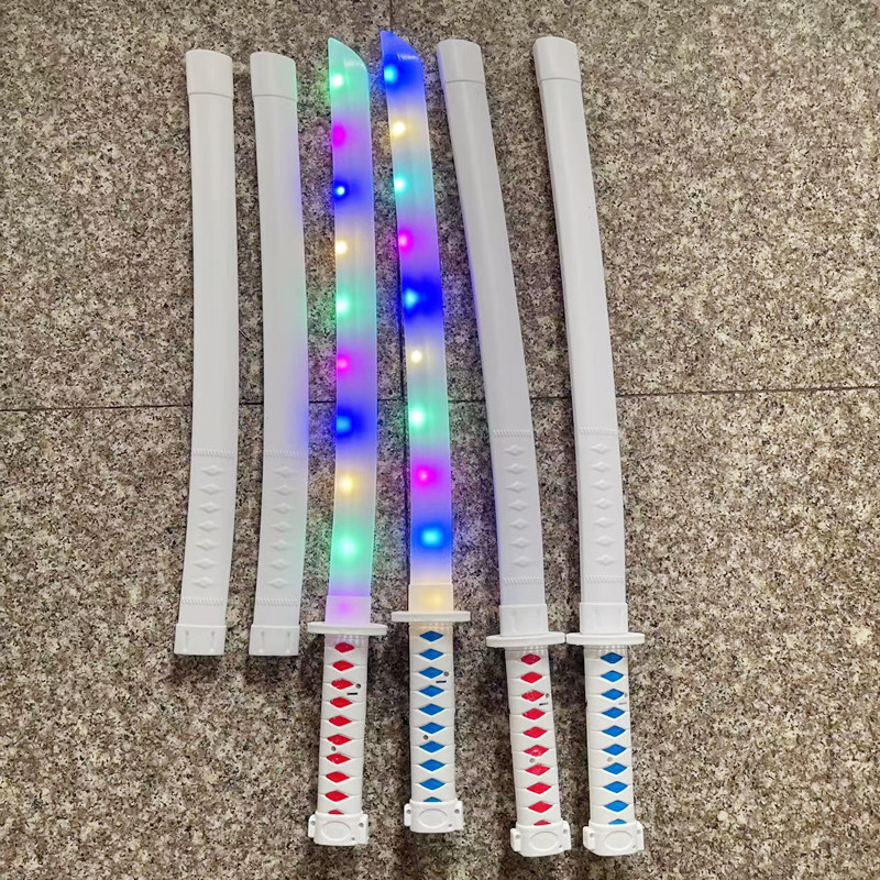 Épée de samouraï blanche lumineuse et colorée