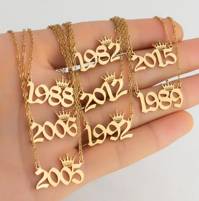 Commercio all'ingrosso ultimo disegno in acciaio inossidabile placcato oro personalizzato anno di nascita corona collana per le donne