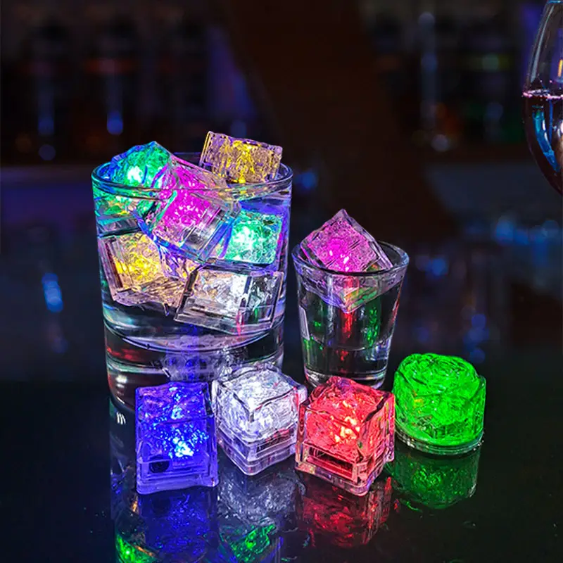 Mehrfarbiger Farbwechsel Wasser aktivierte wasserdichte LED leuchtende Eiswürfel Party Holiday Light up Blinkende LED-Eiswürfel für Getränke