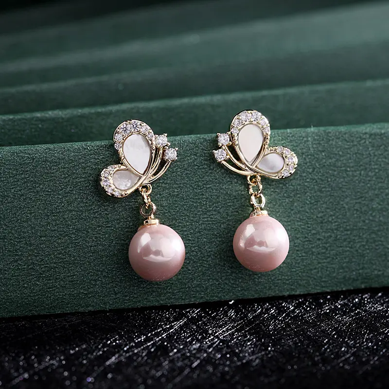 Orecchini a bottone con conchiglia e perle di moda della corea del sud orecchini a farfalla con ago in argento 925 squisiti orecchini pendenti in cristallo per le donne