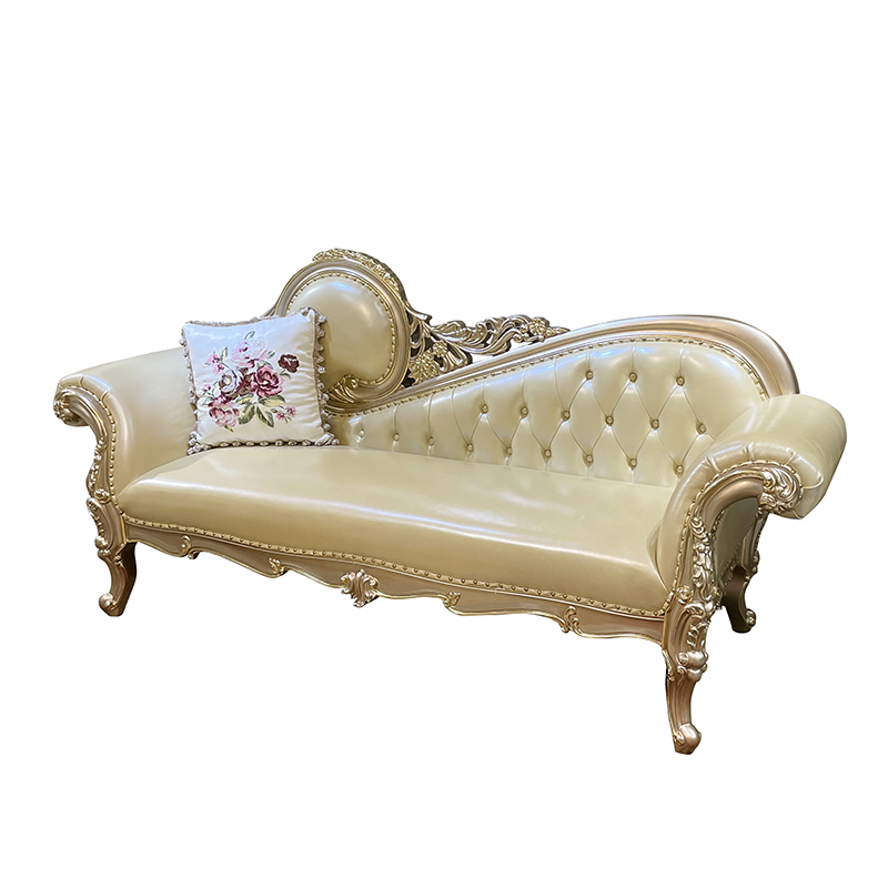 La chaise longue está orientada hacia la izquierda.