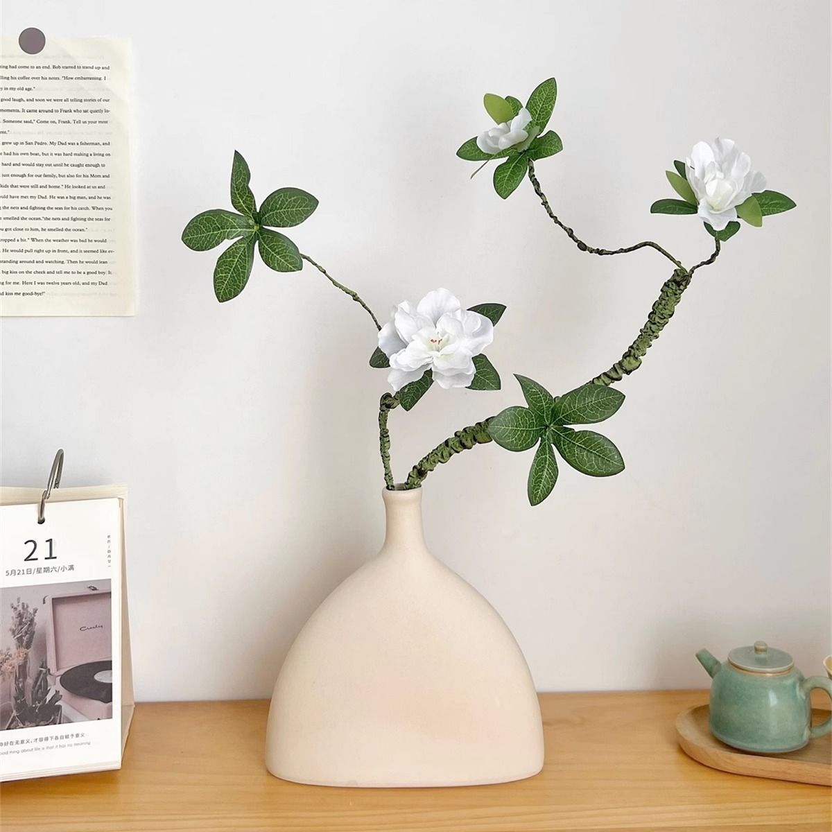 Jarrón para vino con forma de jarra, diseño azalea blanca.