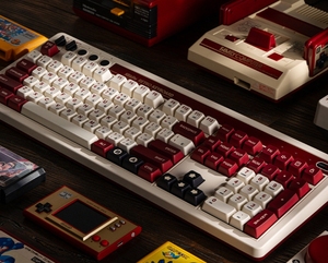 8BitDo Retro87メカニカルキーボードは、大きなキーを備えたレトロスタイルのグリーン半透明キーボードを備えています。 - Product Image 1