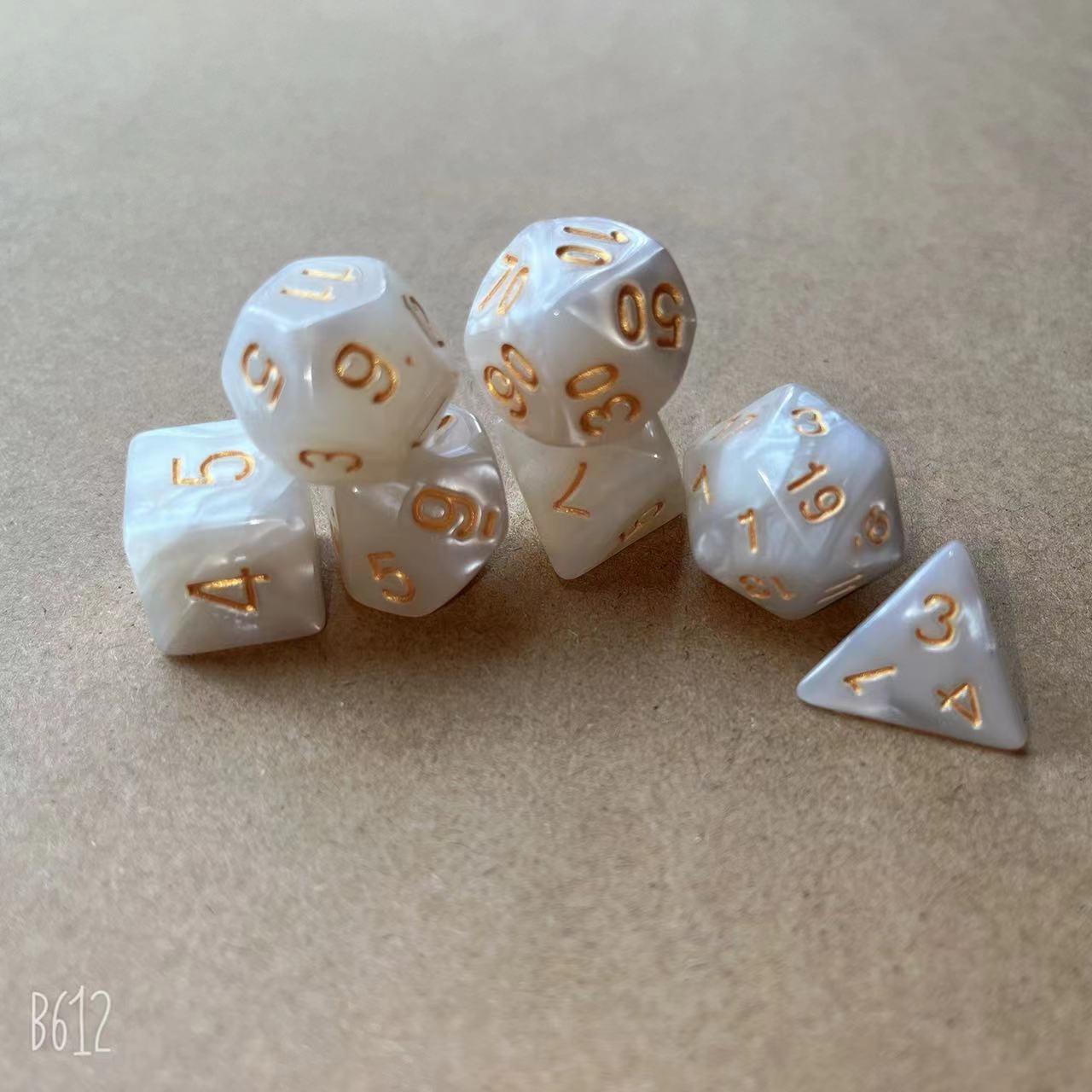 Lettrage blanc de point d'or de modèle de perle