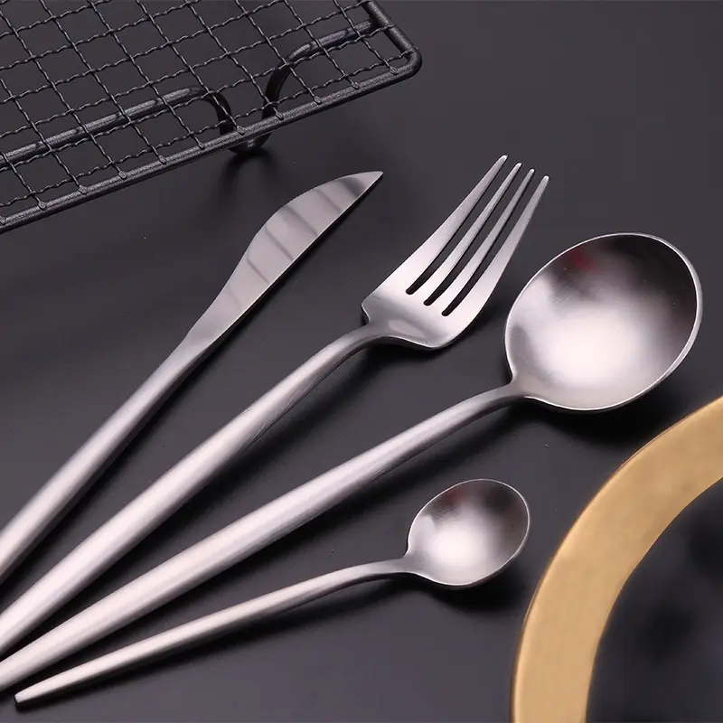 Factory Online Shop Verkauf und Einzelhandel MOQ 1 Set Pure Silver Farbe Edelstahl Messer Gabel Löffel Besteck Set