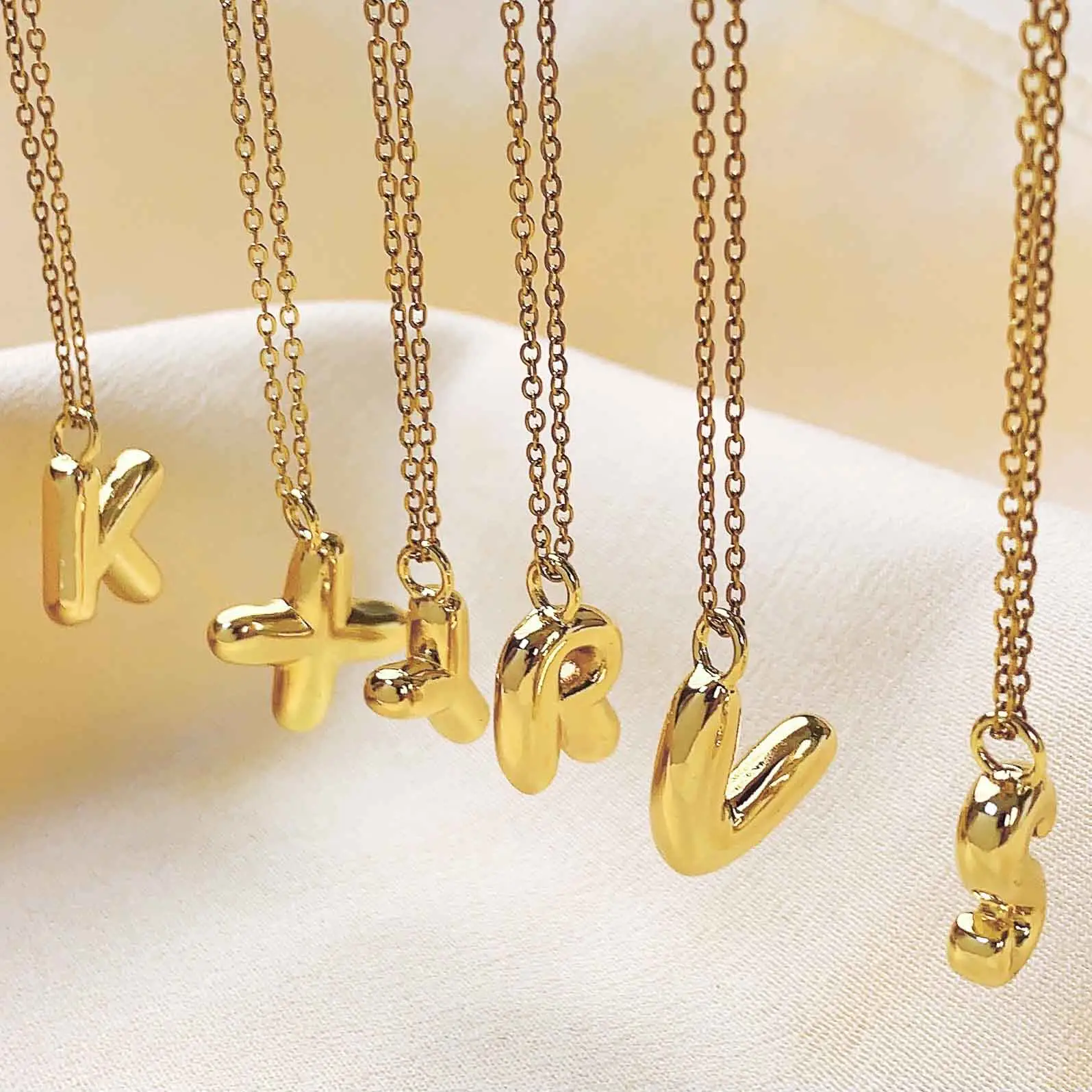 Colgante chapado en oro con letras inglesas de aleación de cobre para uso diario para mujer, collar de acero de titanio, joyería de moda