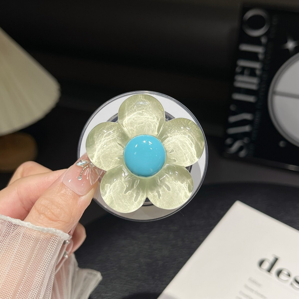Support magnétique floral bleu cassé, feuille incluse.