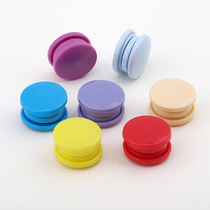 Botones personalizados de plástico con botón a presión en relieve de alta calidad con logotipo para ropa - Product Image 5