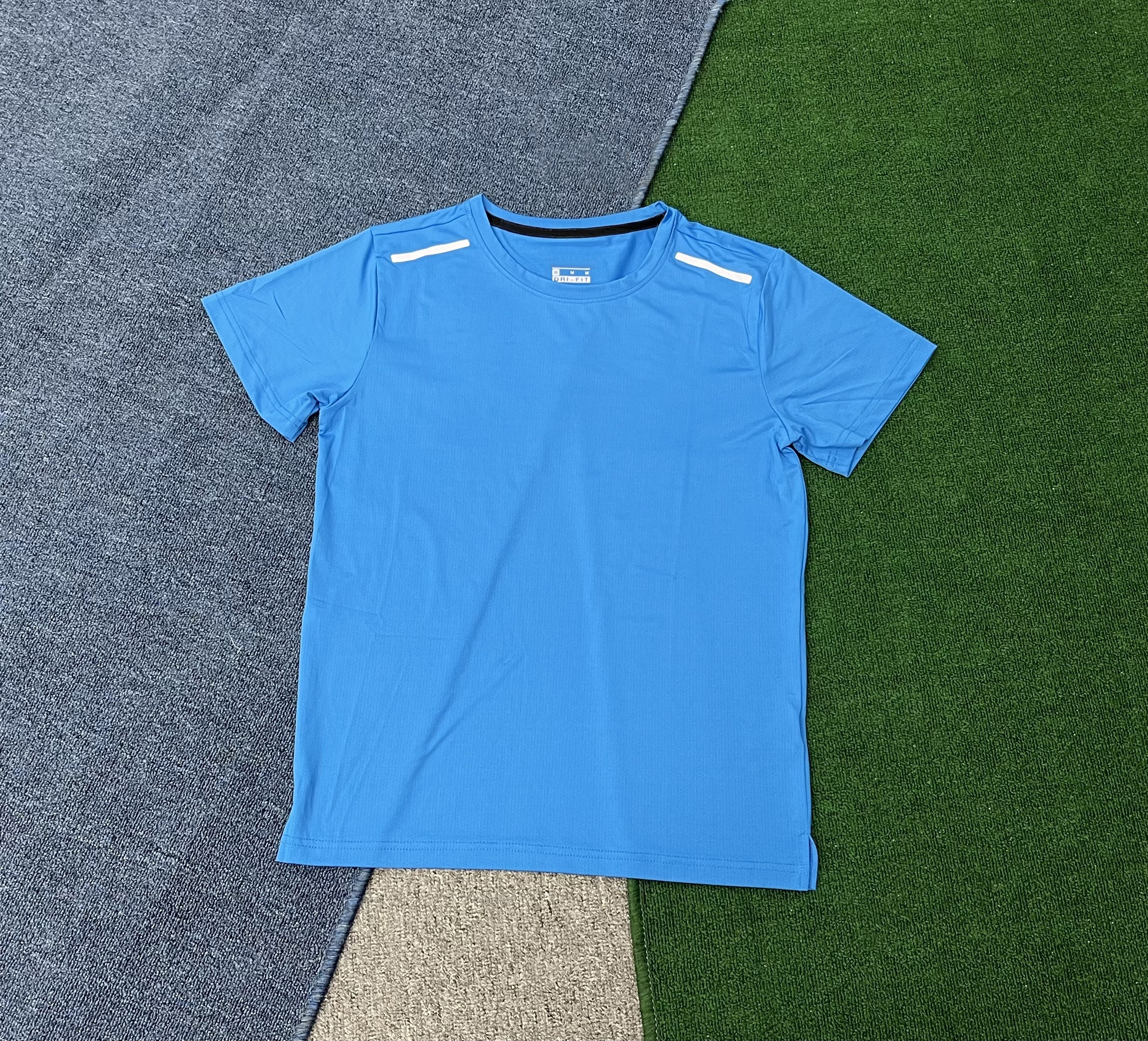 T-shirt bleu foncé