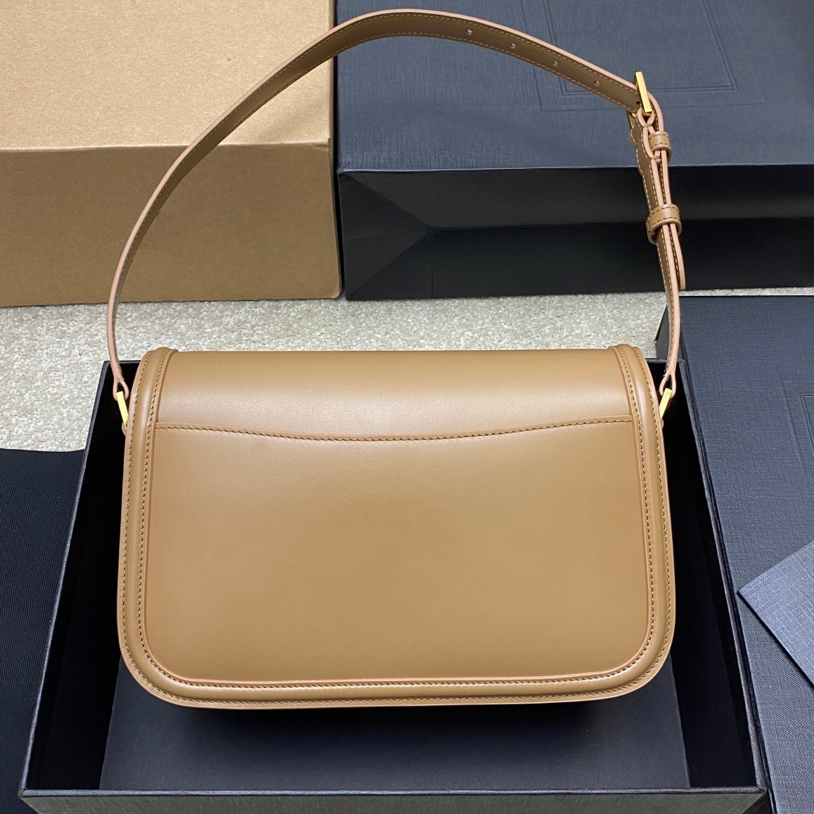 โกลเด้น