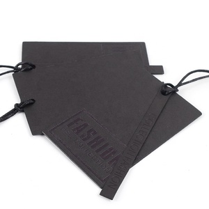 Etiquetas colgantes de papel en relieve de lujo reciclables personalizadas con diseño de U-Meking, etiqueta colgante con impresión UV negra Premium, etiqueta oscilante con cuerda - Product Image 3