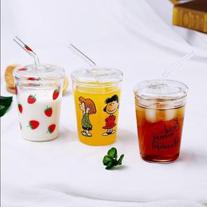 Çilek baskı ile kapak ve saman şeffaf cam bardak buzlu kahve kupa ile özelleştirilmiş tasarım cam içme bardağı
