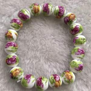 El más nuevo diseño de patrón de flores de cerámica de varios colores pulsera de cuentas de cuerda elástica hecha a mano - Product Image 3