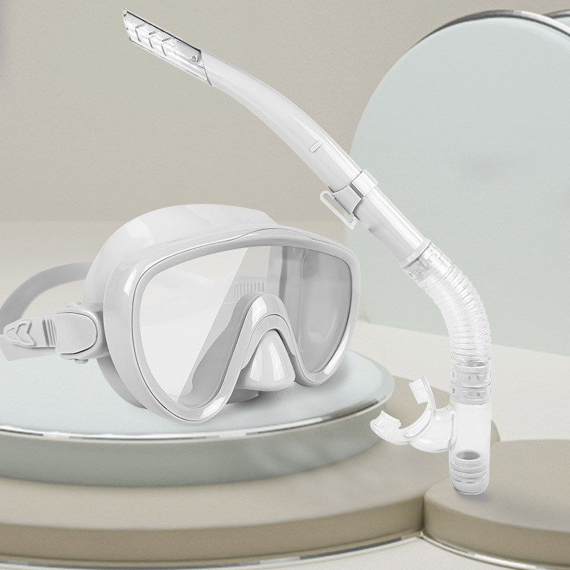 Máscara de buceo y esnórquel blancos.