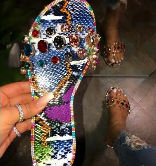 Lâminas de praia Novo estilo das mulheres venda Quente senhora meninas diamante Sapatos de cristal Chinelos Mulheres sandálias plana brilho