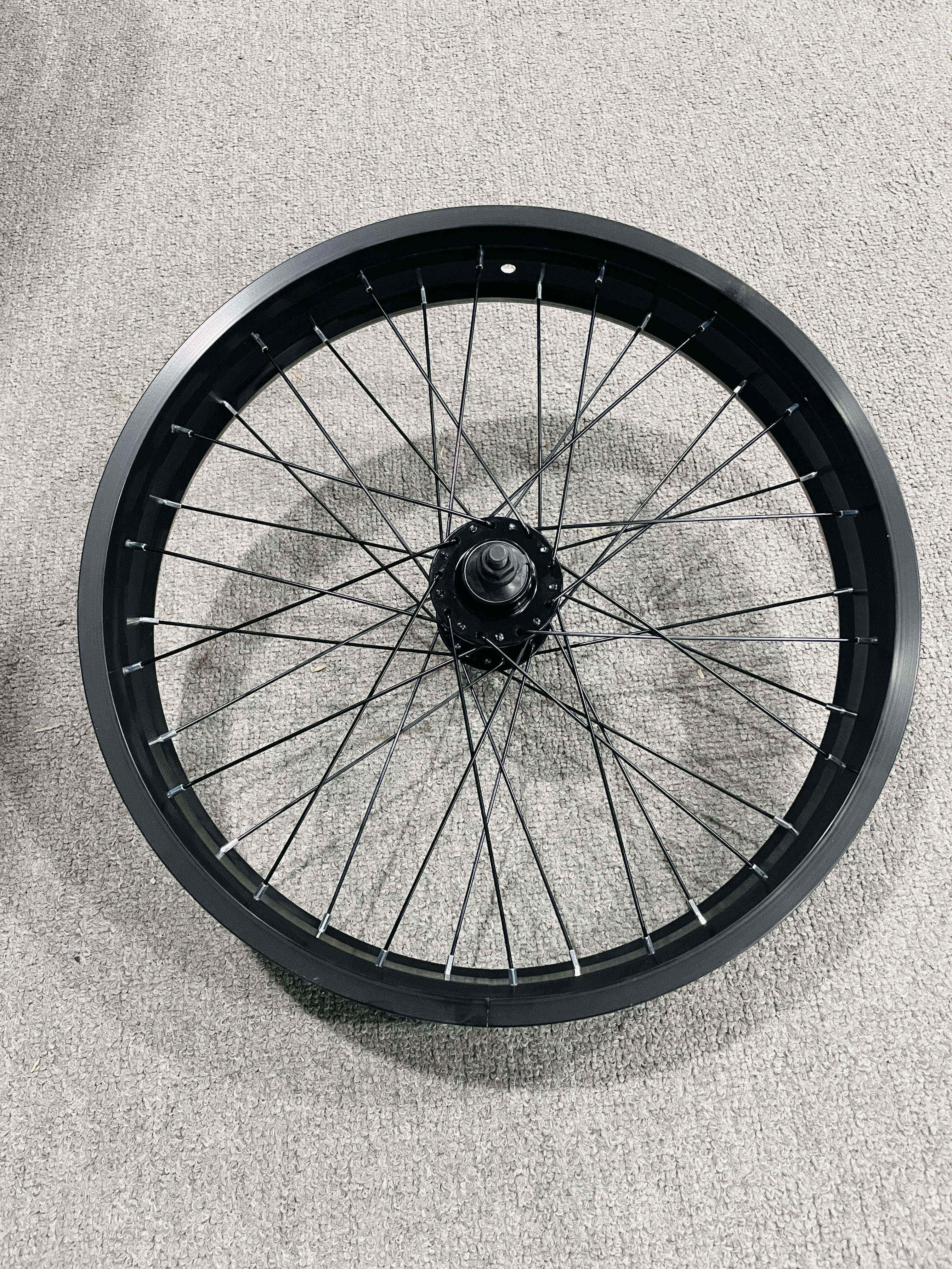 Roue avant noire sans pneus