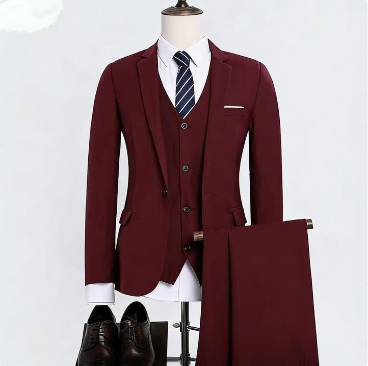 Ensemble veste, gilet et pantalon rouge bordeaux à un bouton.