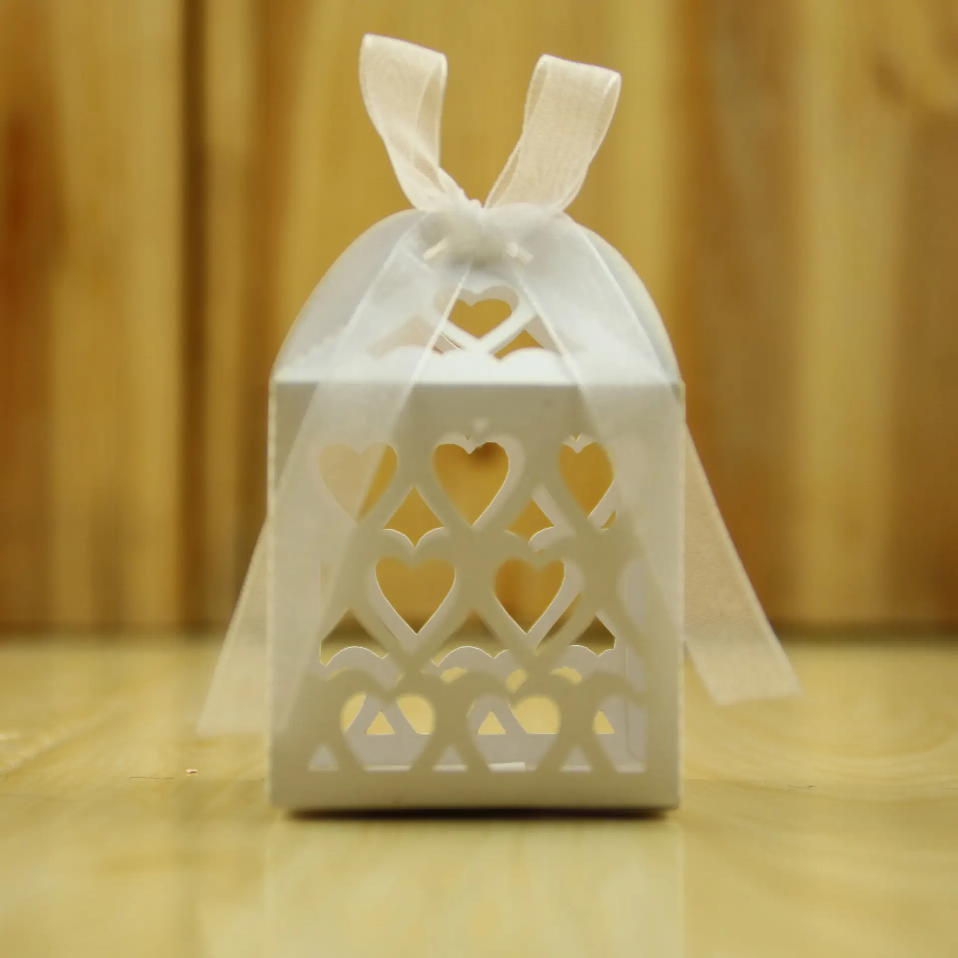 Коробка для упаковки конфет в форме сердца, с лентой