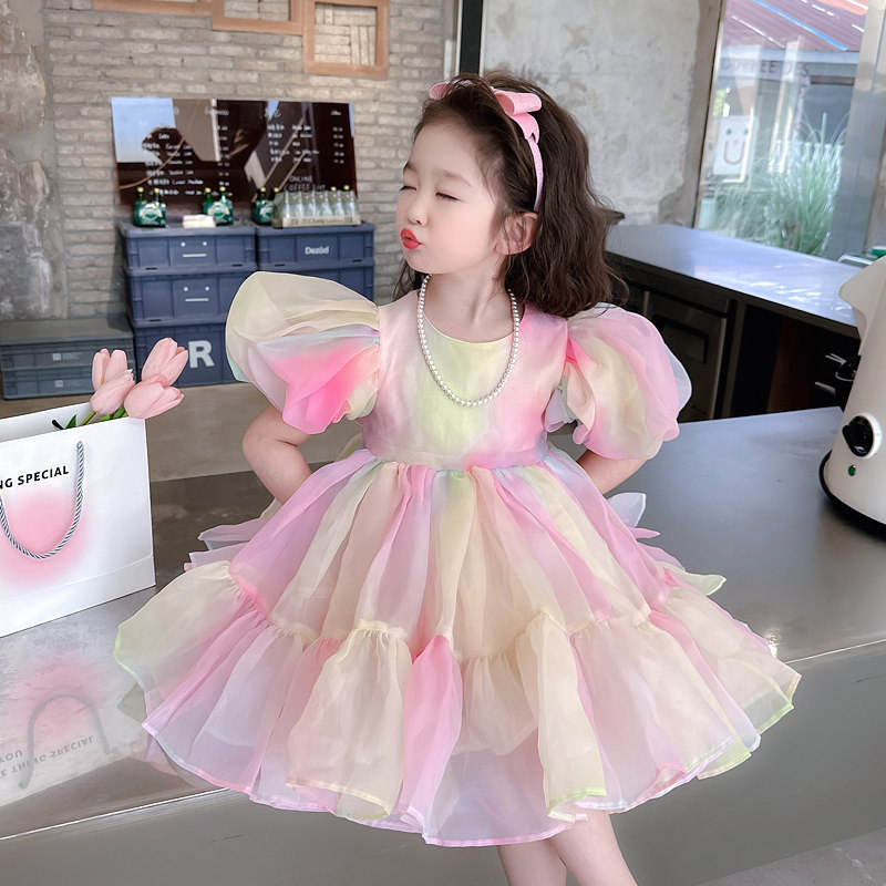 La taille de la robe arc-en-ciel est petite