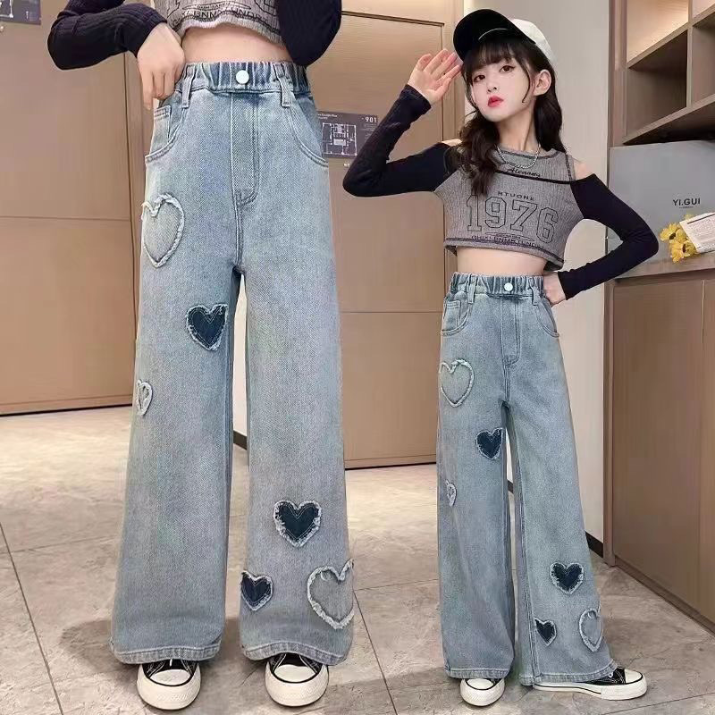 jeans a gamba larga con toppa a cuore