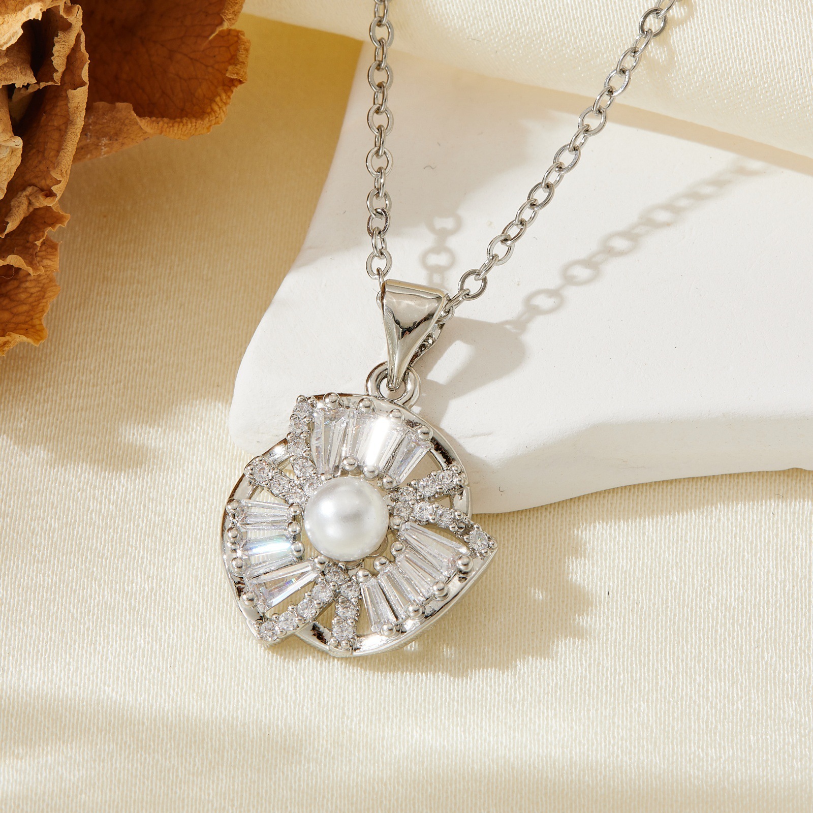 Silver pearl fan-shaped necklace t017