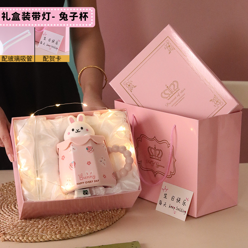 Boîte cadeau, sac cadeau, lumière chaude - lapin fraise