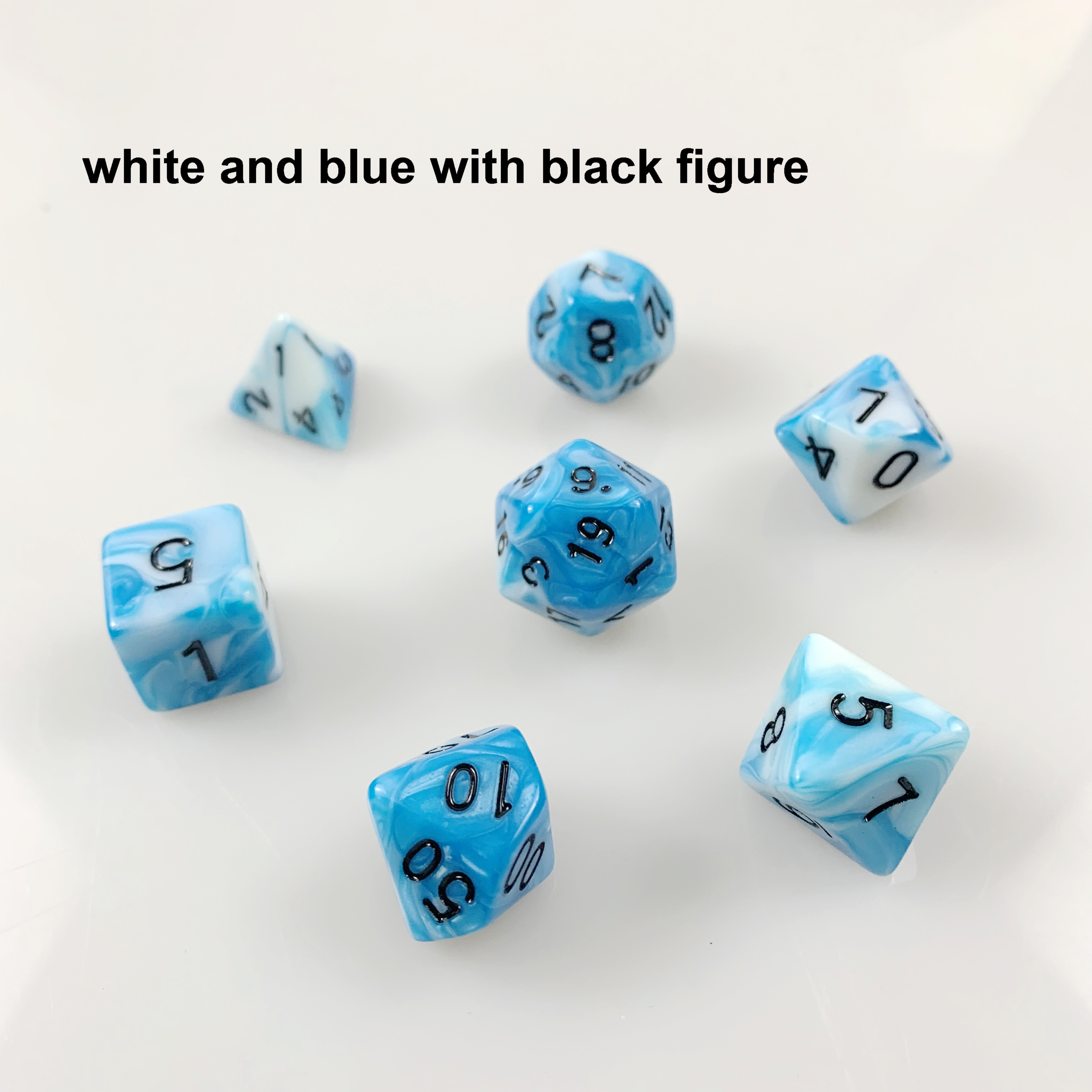 Blanc et bleu avec motif noir.