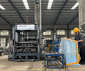 เครื่องทำบล็อกซีเมนต์คอนกรีตกลวงสำหรับ8000ชิ้นต่อวันเครื่องทำอิฐปูผิวทางอัตโนมัติ - Product Image 4