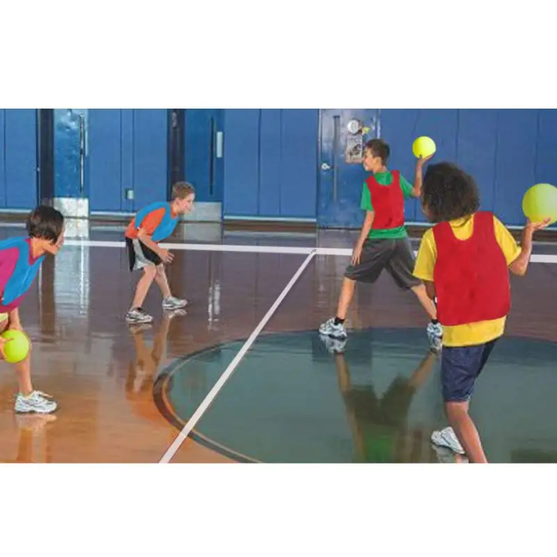 Простая в установке многопользовательский набор dodgeball для детей с 1 набором полосок для площадки, 2 наборами жилетов, 2 мячиками из ПВХ и 1 насосом