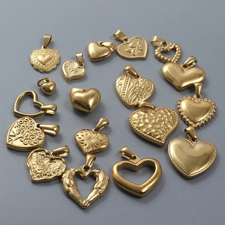 Ciondoli placcati oro 18 carati in acciaio inossidabile di moda all'ingrosso con ciondoli a forma di cuore per la creazione di gioielli