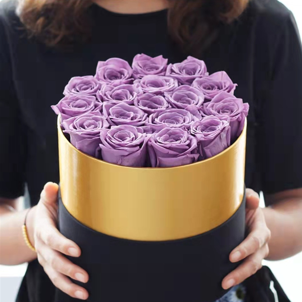 19 roses dans une boîte ronde