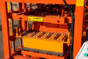 QTJ4-35 Semi automatico blocco di pavimentazione in calcestruzzo mattoni che fa macchina per la fabbricazione di mattoni cavi - Product Image 3