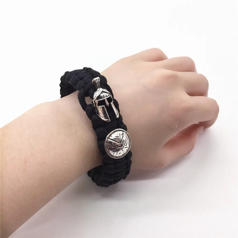 Precio barato de supervivencia trenzado paracord pulsera ajustable de deportes al aire libre del arco pulsera con plata casco encanto