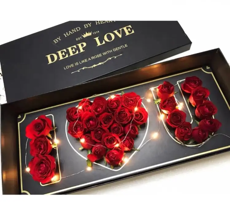 Подарочная коробка с искусственными мыльными цветами на День Святого Валентина 2024