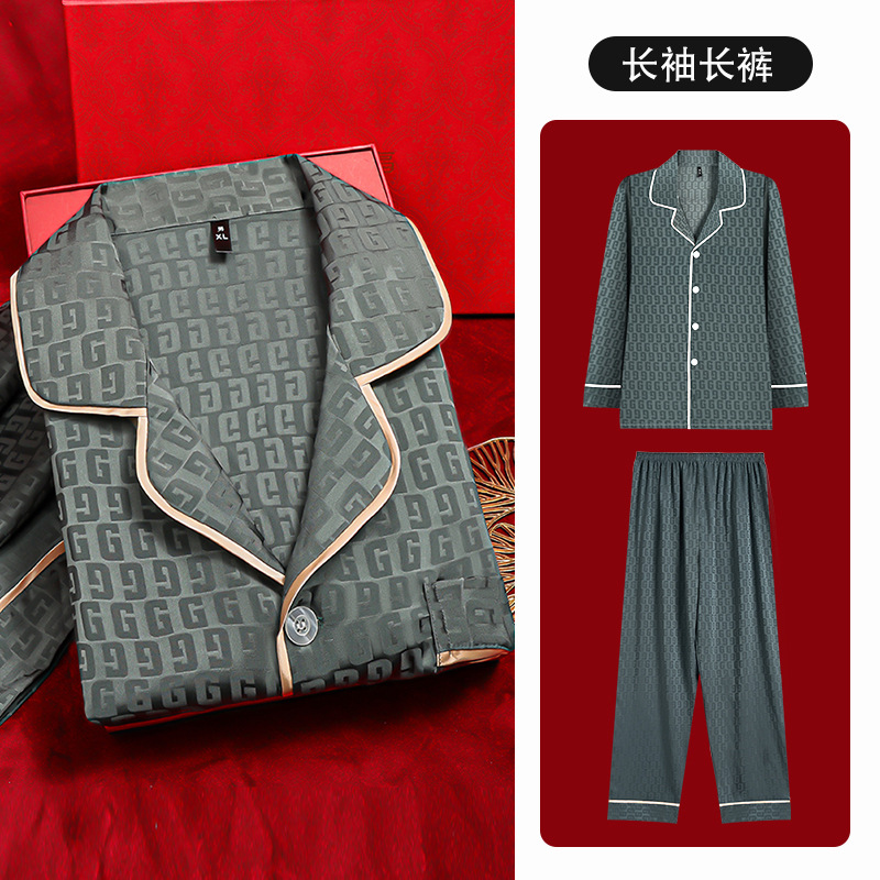 Ensemble haut à manches longues et pantalon vert foncé en jacquard à gros losanges.