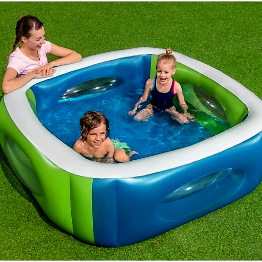Piscina infantil con ventana cuadrada
