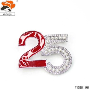 25 Số Ngọc Trai Trâm Tùy Chỉnh Tên Số 25 Năm Trâm Kỷ Niệm Sorority Huy Hiệu Đám Cưới Lưu Niệm Khắc Hợp Kim - Product Image 4