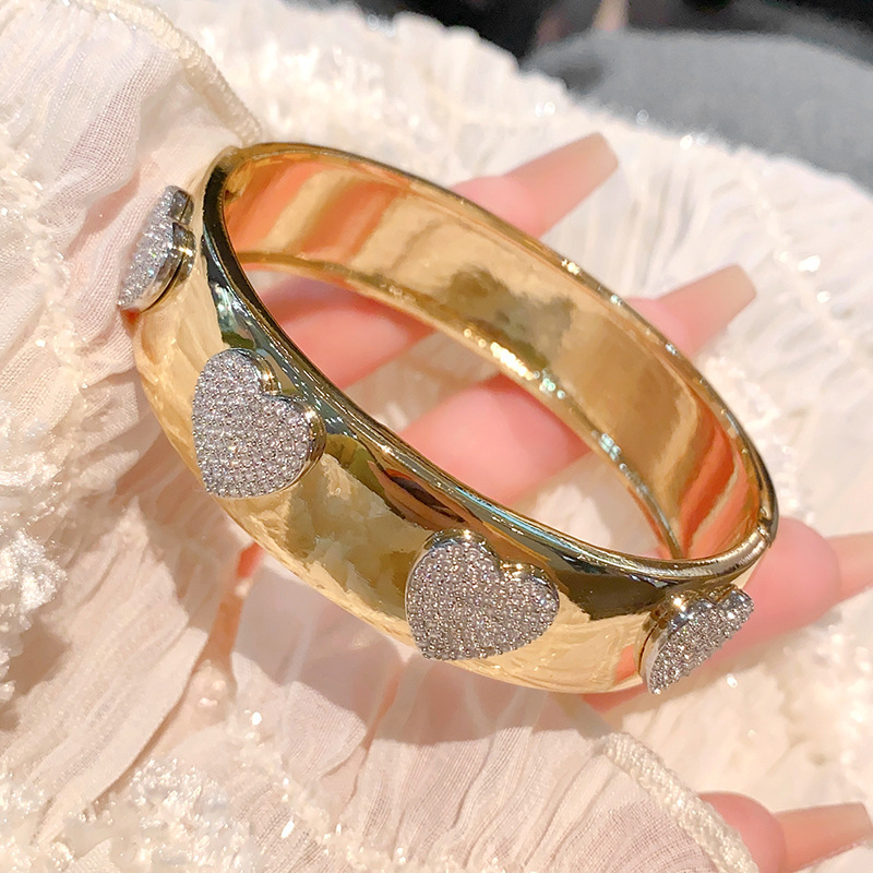 Corazón dorado lleno de amor.